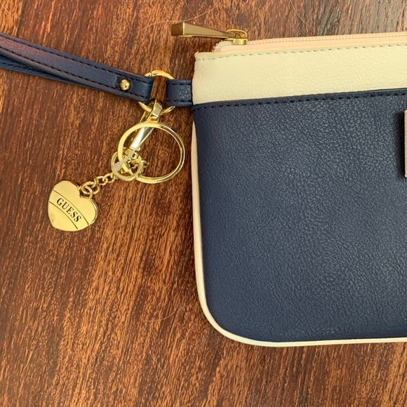 Guess wristlet clutch - Picture 3 of 3